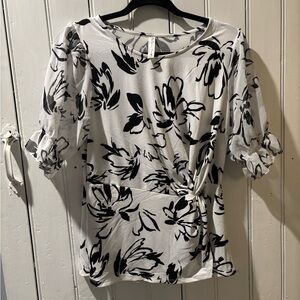 💕3/$25💕 Black & White Floral Blouse